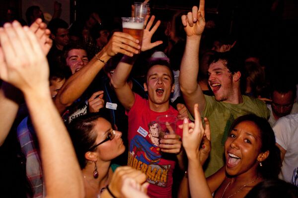 Students take drink and drugs to cope with increasing debt worries Students take drink and drugs to cope with increasing debt worries - Sputnik International