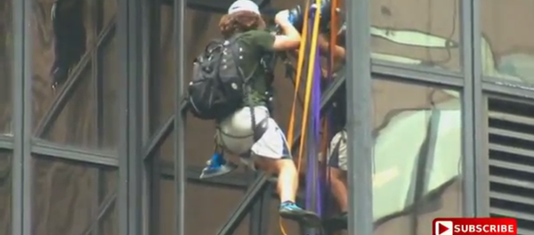 Guy climbing Trump Tower with suction cups Guy climbing Trump Tower with suction cups - Sputnik International