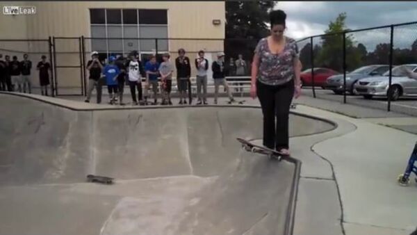 Woman fails at skateboarding - Sputnik International