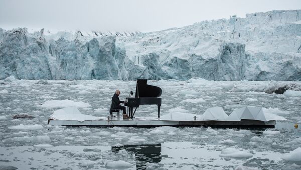 Composer Ludovico Einaudi performing on a platform in the Arctic Ocean, 2016 - Sputnik International
