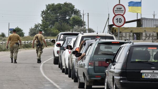 Cars at Jankoi border crossing point on Russia-Ukraine border - Sputnik International