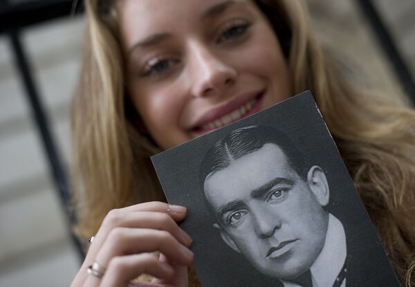 Amelia Hempleman-Adams, who reached the South Pole, aged sixteen, with her father in 2011 poses with a portrait of British Antartic explorer Ernest Shackleton Amelia Hempleman-Adams, who reached the South Pole, aged sixteen, with her father in 2011 poses with a portrait of British Antartic explorer Ernest Shackleton - Sputnik International