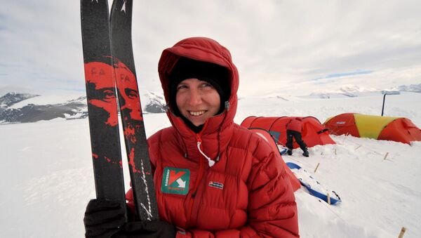 A picture taken in Antarctica on January 2, 2009, shows British explorer, Felicity Aston, poses for a picture during her trip to the South Pole with a team of women from Commonwealth countries - Sputnik International