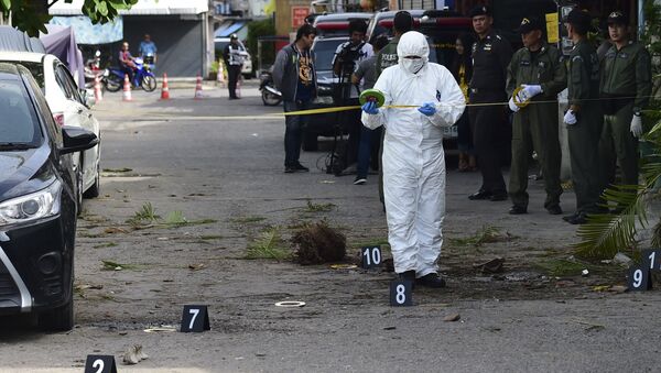 An investigation official collects evidence from the crime scene after a small bomb exploded in Hua Hin on August 12, 2016 - Sputnik International