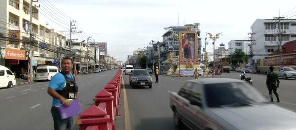 A police officer stands along Hua Hin's main road near the Hua Hin Clock Tower, near the site of a bomb blast in Hua Hin, south of Bangkok, Thailand, in this still image taken from video August 12, 2016 - Sputnik International