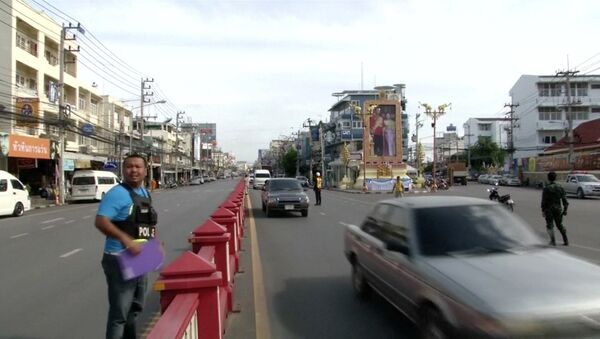 A police officer stands along Hua Hin's main road near the Hua Hin Clock Tower, near the site of a bomb blast in Hua Hin, south of Bangkok, Thailand, in this still image taken from video August 12, 2016 - Sputnik International