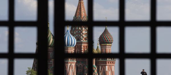policeman walks on the Red Square near the St Basil 's Cathedral on May 6, 2016 in Moscow policeman walks on the Red Square near the St Basil 's Cathedral on May 6, 2016 in Moscow - Sputnik International