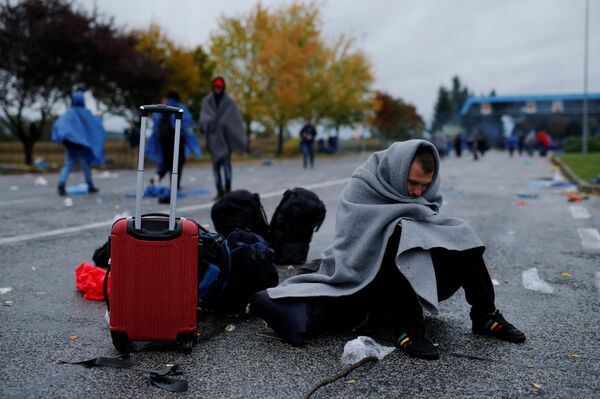 A migrant waits to cross the border with Slovenia near Trnovec, Croatia October 19, 2015 A migrant waits to cross the border with Slovenia near Trnovec, Croatia October 19, 2015 - Sputnik International
