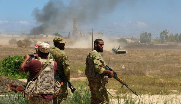Libyan forces allied with the UN-backed government prepare to capture university buildings during a battle with IS fighters in Sirte, Libya, August 10, 2016 - Sputnik International