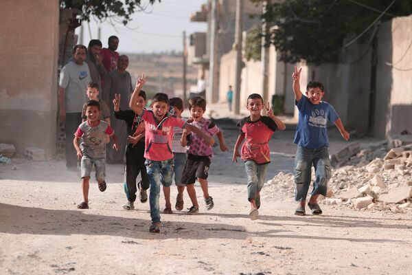 Children flash victory signs as they play in Manbij, in Aleppo Governorate, Syria, August 9, 2016 Children flash victory signs as they play in Manbij, in Aleppo Governorate, Syria, August 9, 2016 - Sputnik International