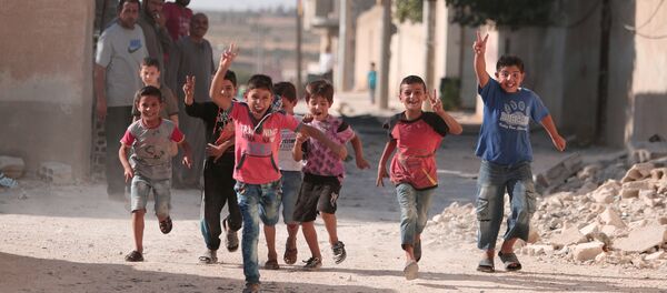 Children flash victory signs as they play in Manbij, in Aleppo Governorate, Syria, August 9, 2016 Children flash victory signs as they play in Manbij, in Aleppo Governorate, Syria, August 9, 2016 - Sputnik International