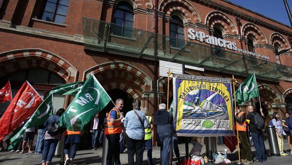 Pickets from the Rail, Maritime and Transport Workers' Union (RMT) demonstrate outside Eurostar's St Pancras International terminal in central London on August 12, 2016 - Sputnik International