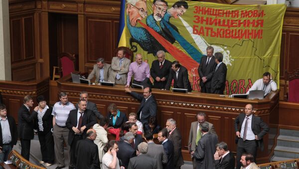Deputies of opposition factions block the Presidium of the Verkhovna Rada demanding that the parliament not discuss a bill that would give the Russian language official status in Ukraine - Sputnik International
