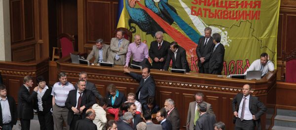 Deputies of opposition factions block the Presidium of the Verkhovna Rada demanding that the parliament not discuss a bill that would give the Russian language official status in Ukraine - Sputnik International