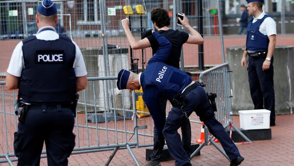 Belgian police officers control the access to the main police station where a machete-wielding assailant attacked and injured two female police officers on Saturday in Charleroi, August 9, 2016 - Sputnik International
