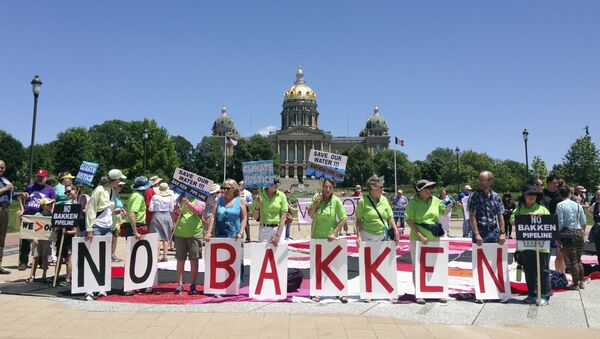 Organizations opposing the Dakota Access pipeline project, also known as the Bakken pipeline which stretches from North Dakota across South Dakota and Iowa into Illinois, rally at the Iowa Capitol in Des Moines, Monday, June 6, 2016 - Sputnik International