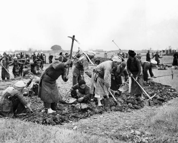 Lack of modern equipment and machinery isn’t stopping the resourceful Chinese from building modern airfields in China  - Sputnik International