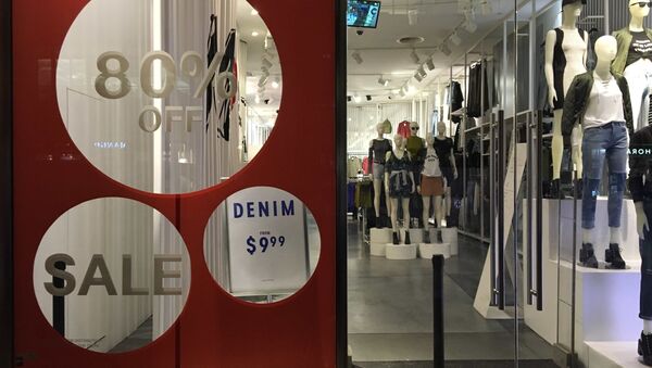 An H&M store has sale signs in the window in New York City, U.S., August 11, 2016. Picture taken August 11, 2016 - Sputnik International