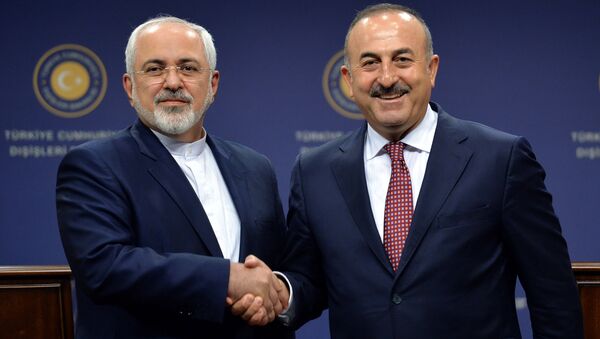 Iranian Foreign Minister Mohammad Javad Zarif (L) shakes hands with his Turkish counterpart Mevlut Cavusoglu after a news conference in Ankara, Turkey, August 12, 2016 - Sputnik International