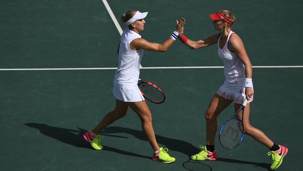 Russian athletes Elena Vesnina (left) and Ekaterina Makarova during the semifinals match of the women’s doubles tennis against Lucie Safarova and Barbora Strycova (Czech Republic) at the XXXI Summer Olympics - Sputnik International