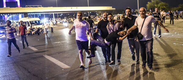 People carry a man shot during clashes with Turkish military at the entrance to the Bosphorus bridge in Istanbul on July 16, 2016 People carry a man shot during clashes with Turkish military at the entrance to the Bosphorus bridge in Istanbul on July 16, 2016 - Sputnik International