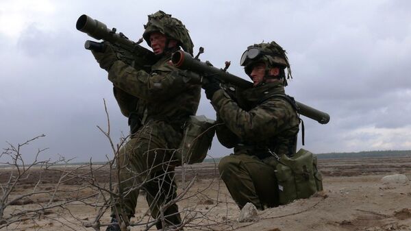 Polish soldiers practice taking aim with Grom MANPADs - Sputnik International
