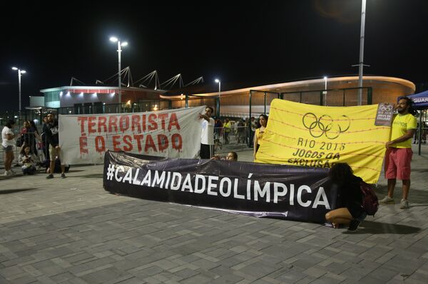 Activists protest at the Vila Autódromo in Rio. - Sputnik International