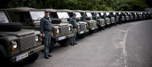 Bulgarian border police personal stand between military vehicles donated to Bulgarian government by the United Kingdom at the border between Bulgaria and Turkey near the Bulgarian town of Malko Tarnovo on May 22, 2016 - Sputnik International