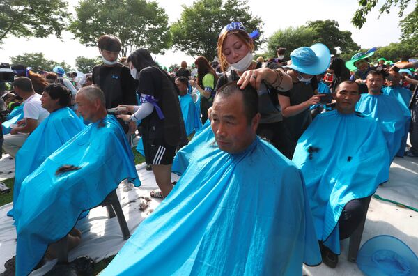 More than 900 Seongju residents have their heads shaved during a protest against the planned deployment of the US Terminal High Altitude Area Defense (THAAD) system at a local park in the southeastern town of Seongju on August 15, 2016 More than 900 Seongju residents have their heads shaved during a protest against the planned deployment of the US Terminal High Altitude Area Defense (THAAD) system at a local park in the southeastern town of Seongju on August 15, 2016 - Sputnik International