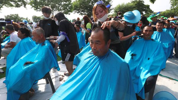 More than 900 Seongju residents have their heads shaved during a protest against the planned deployment of the US Terminal High Altitude Area Defense (THAAD) system at a local park in the southeastern town of Seongju on August 15, 2016 - Sputnik International