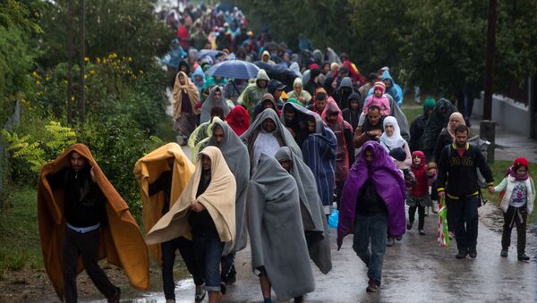 Refugees walk from railway station in Hegyeshalom in Hungary toward the Austrian border (File) - Sputnik International