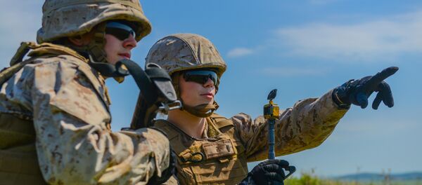 Second Lt. Virginia Brodie points out an enemy position to 2nd Lt. Katherine Boy at the Field Artillery Basic Officers Leadership Course at Fort Sill, Oklahoma. Second Lt. Virginia Brodie points out an enemy position to 2nd Lt. Katherine Boy at the Field Artillery Basic Officers Leadership Course at Fort Sill, Oklahoma. - Sputnik International