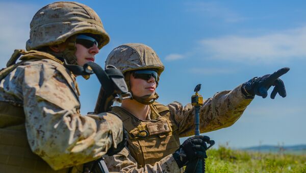 Second Lt. Virginia Brodie points out an enemy position to 2nd Lt. Katherine Boy at the Field Artillery Basic Officers Leadership Course at Fort Sill, Oklahoma. - Sputnik International