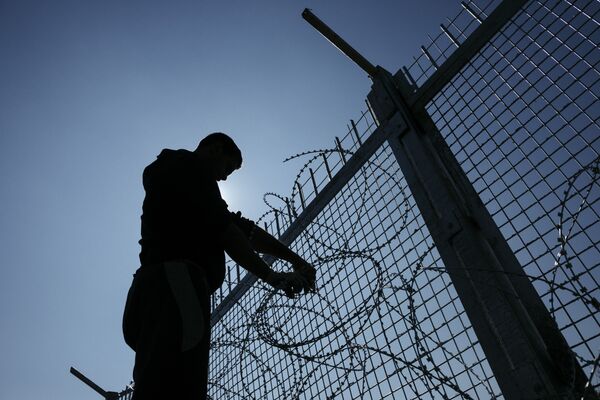 A worker installs barbed wire to a border fence to prevent illegal crossings by migrants at the Bulgarian-Turkish border near the Bulgarian village of Shtit A worker installs barbed wire to a border fence to prevent illegal crossings by migrants at the Bulgarian-Turkish border near the Bulgarian village of Shtit - Sputnik International
