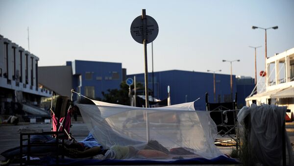 A makeshift tent at the camp outside the disused Hellenikon airport, where stranded refugees and migrants are temporarily accommodated in Athens, Greece, August 10, 2016 - Sputnik International