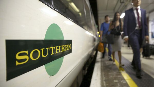 Passengers disembark a Southern train at Victoria Station in London, Britain August 8, 2016. - Sputnik International