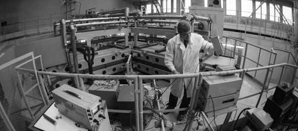 A file photo showing a scientists checking how new equipment at the Igor Kurchatov Institute of Nuclear Power is functioning - Sputnik International