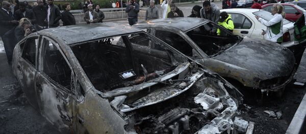 People react as they stand around cars gutted by fire in the Stockholm suburb of Rinkeby - Sputnik International