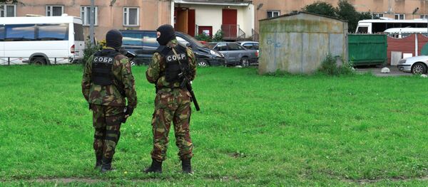 Special task force outside a residential high-rise during an operation to detain alleged North Caucasus militants, in St. Petersburg - Sputnik International