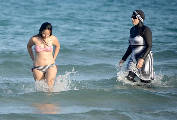 French Nudists Threaten to 'Bare All' in Sizzling Public Pool Standoff With Burkini Bathers French Nudists Threaten to 'Bare All' in Sizzling Public Pool Standoff With Burkini Bathers - Sputnik International