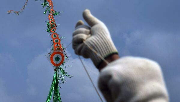 An enthusiast flies multiple kites during a kite-flying festival in Siliguri. (File) - Sputnik International