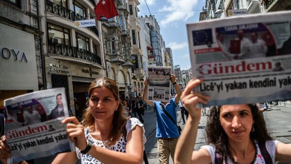 Demonstrators hold copies of pro-Kurdish newspaper Ozgur Gundem as they a protest against the arrest of three prominent activists for press freedom in Istanbul. (File) - Sputnik International