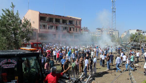 People rush to the blast scene after a car bomb attack on a police station in the eastern Turkish city of Elazig, Turkey - Sputnik International