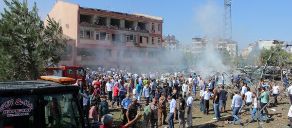 People rush to the blast scene after a car bomb attack on a police station in the eastern Turkish city of Elazig, Turkey - Sputnik International