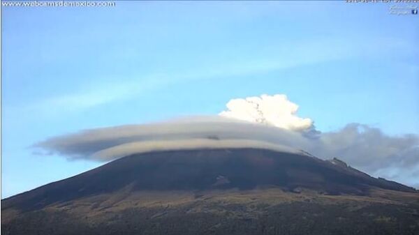 Popocatepetl Surrounded by Cloud Halo During Volcanic Exhalation Popocatepetl Surrounded by Cloud Halo During Volcanic Exhalation - Sputnik International