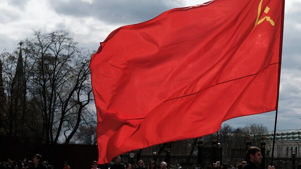 A man with a flag of the Union of Soviet Socialist Republics on Manezhnaya Square in Moscow. - Sputnik International