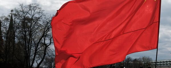 A man with a flag of the Union of Soviet Socialist Republics on Manezhnaya Square in Moscow. - Sputnik International