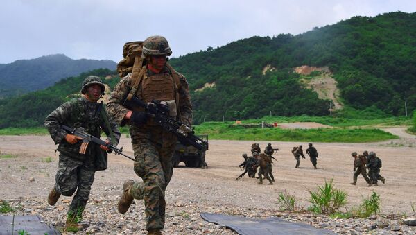 South Korea and US Marines run to a position during a joint military drill at a fire training field in the southeastern port of Pohang on July 6, 2016 - Sputnik International