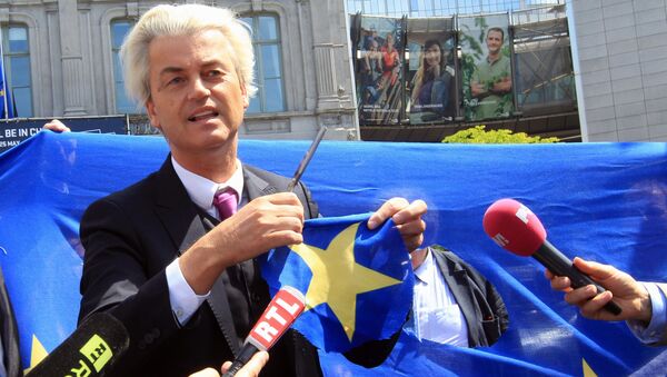 Dutch populist and euro-sceptic Geert Wilders displays a yellow star he cut out of the EU flag, during news conference, in front of the European Parliament in Brussels (File) - Sputnik International