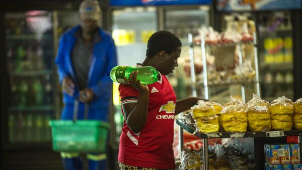 A woman holds a bottle of soft drink as she shops around at a local supermarket in the Township of Zandspruit, Greater Johannesburg, South Africa, on March 15, 2016 - Sputnik International